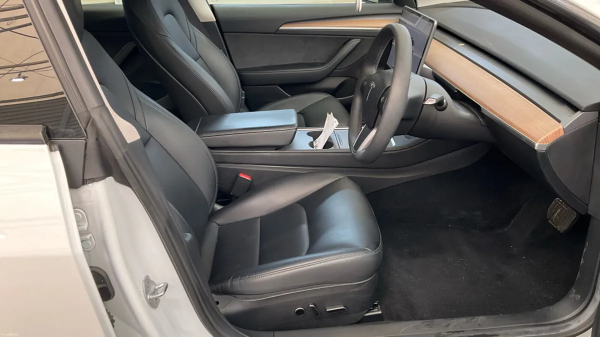 Tesla Model 3 2023 - Image 2