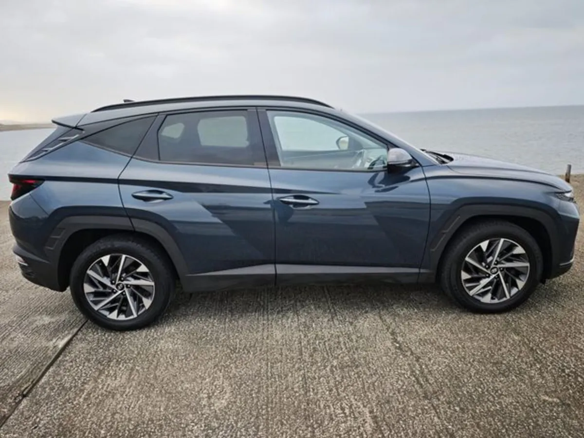 Hyundai Tucson ix35 Executive 5DR - Image 2