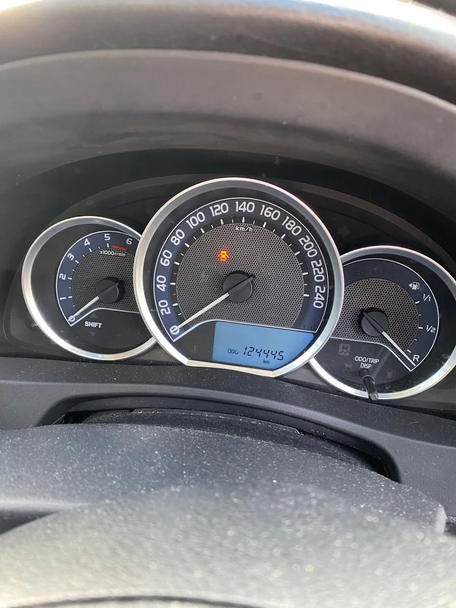 Toyota Auris 2015 - Image 2