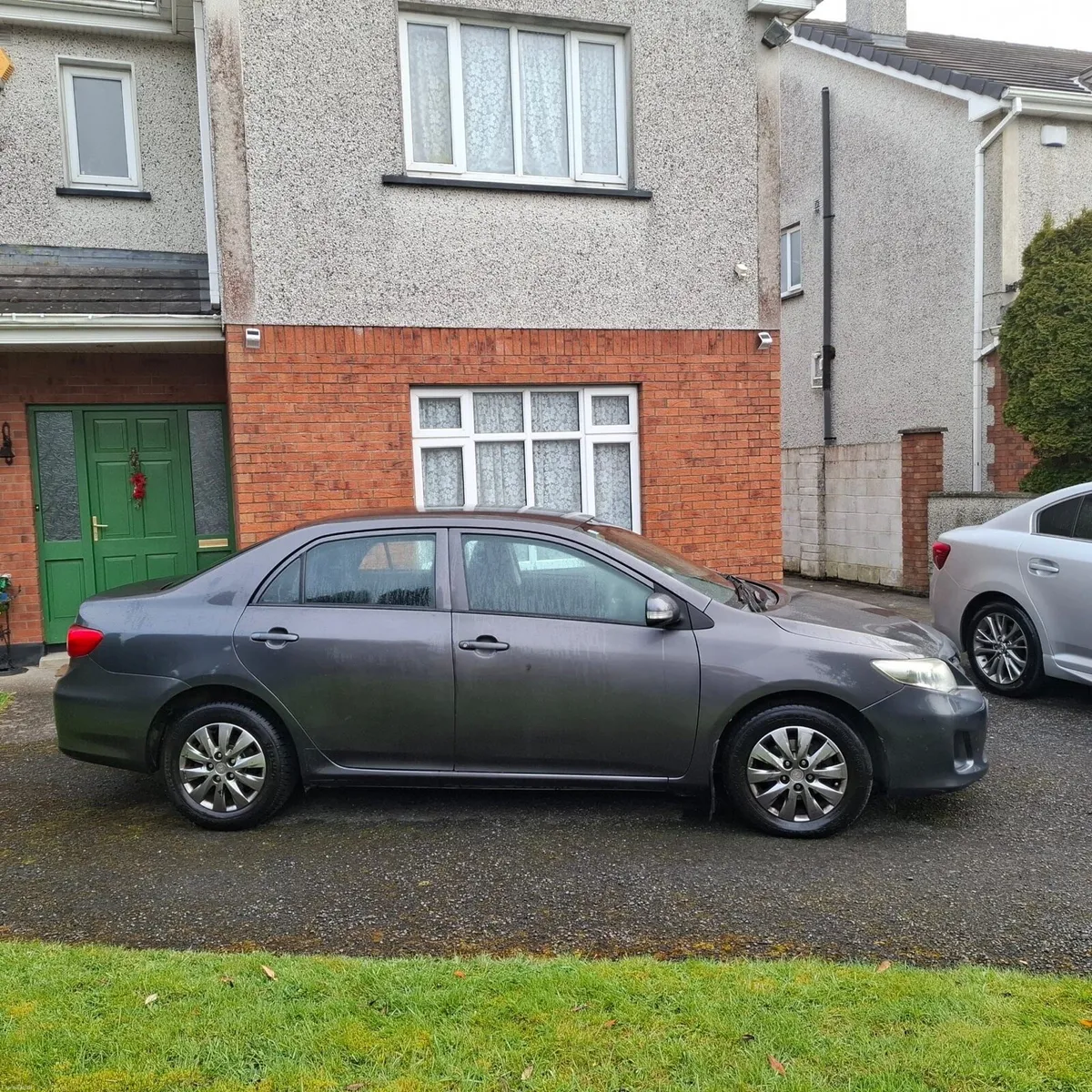Toyota Corolla Saloon Diesel Grey 2013 - Image 2