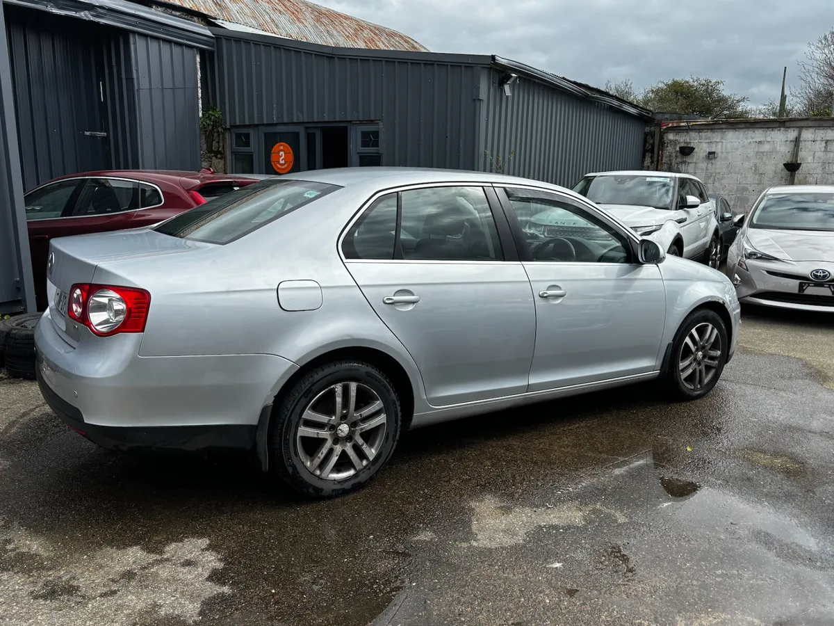 Volkswagen Jetta 2011 - Image 4