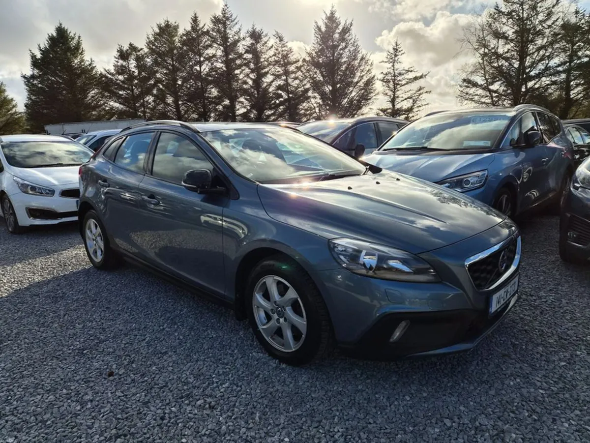 Volvo V40 CC D2 SE 5DR - Image 2