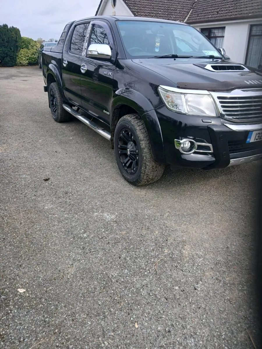 TOYOTA HILUX INVINCIBLE - Image 3