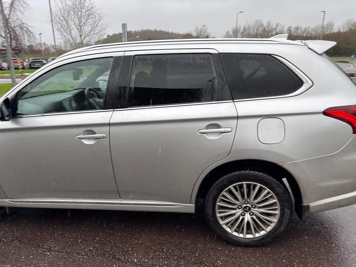 Mitsubishi Outlander 2020 PHEV - Image 2