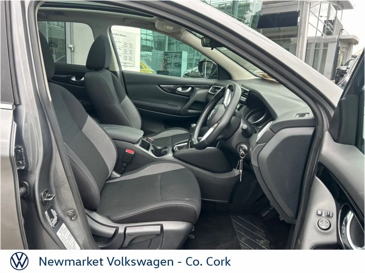 Nissan Qashqai 1.5 DIESEL SE WITH PANRAMIC ROOF - Image 4