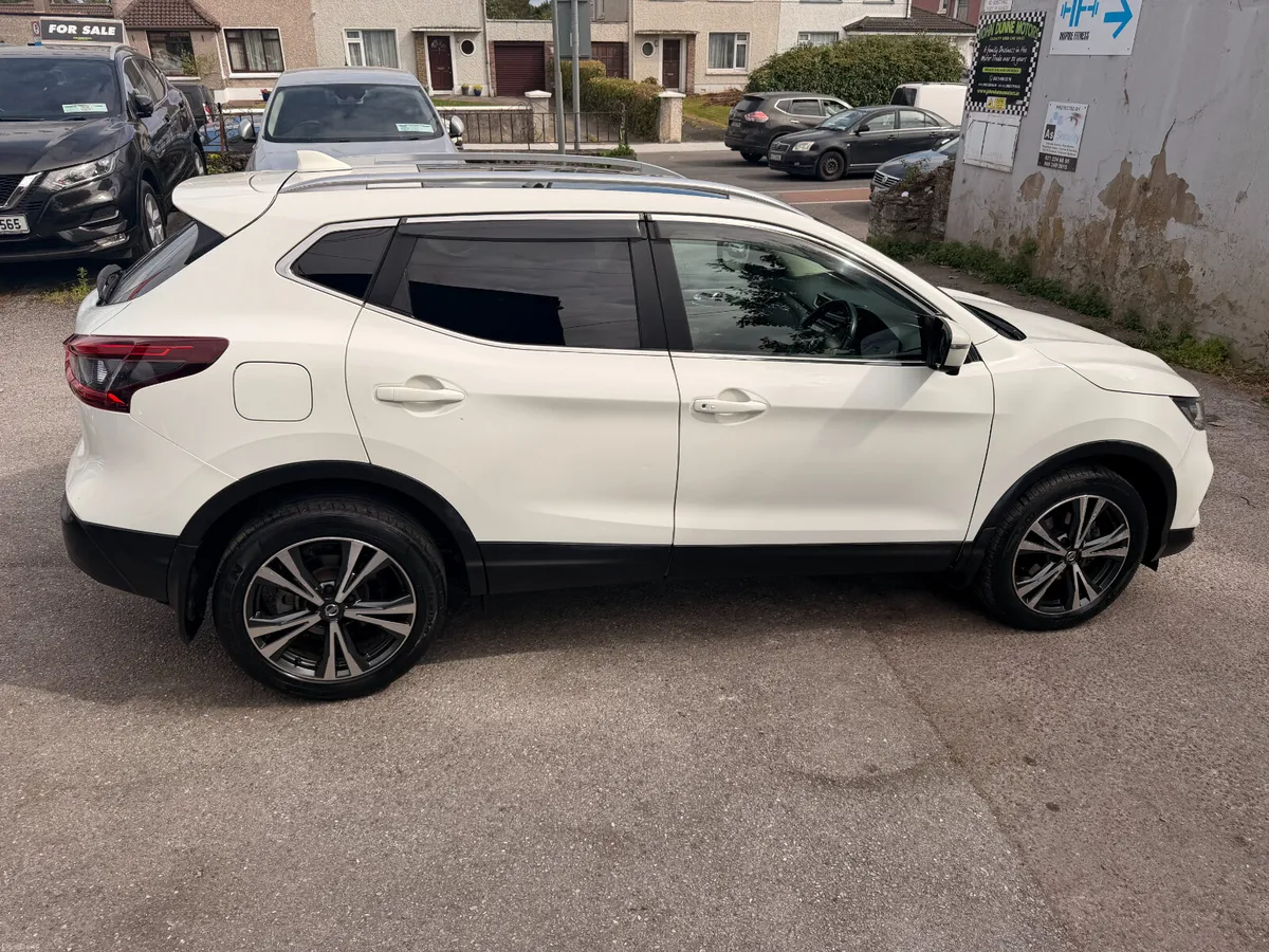 Nissan Qashqai Premium stunning car - Image 3