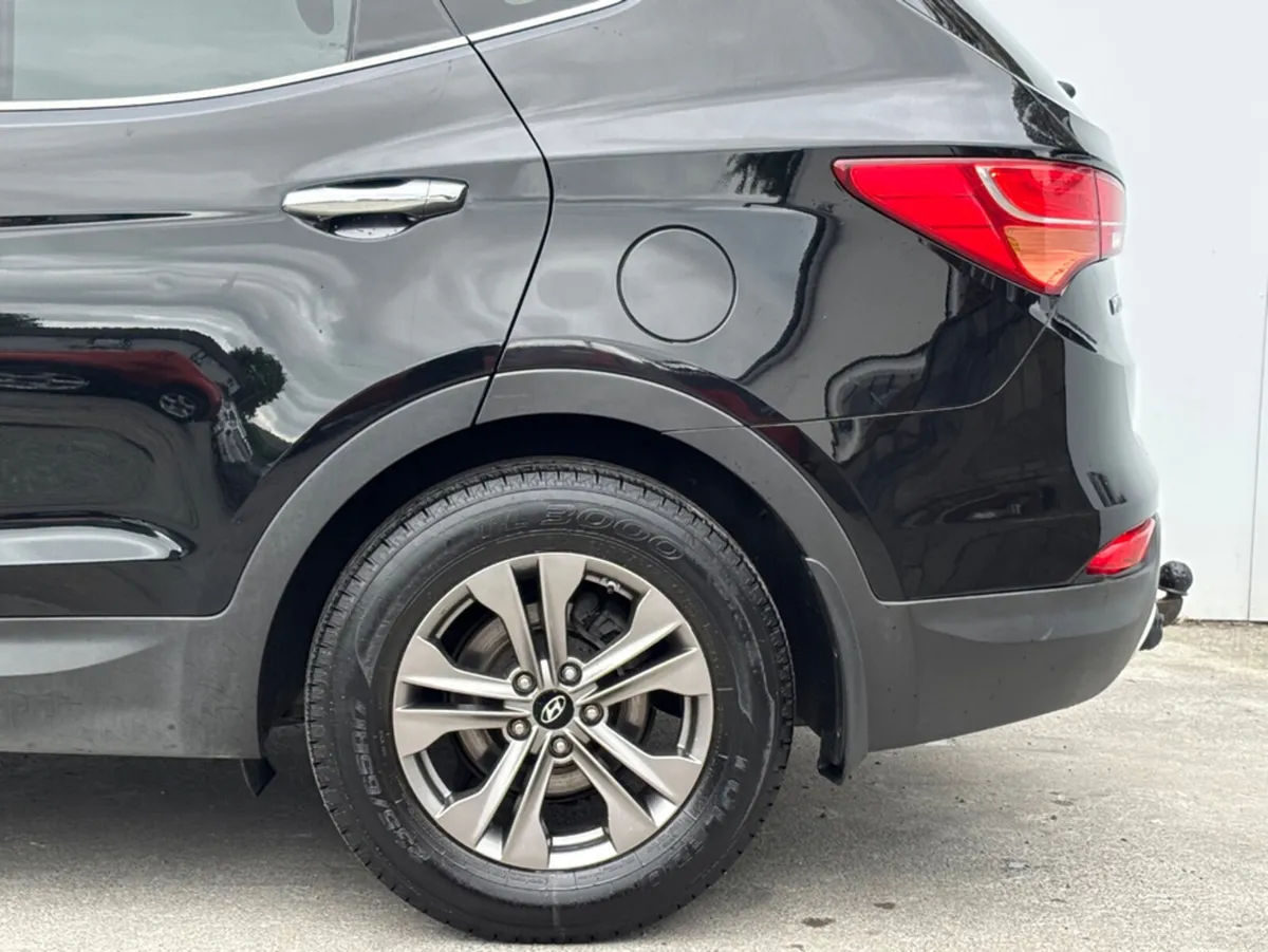 Hyundai Santa Fe 2WD COMFORT 4DR - Image 3