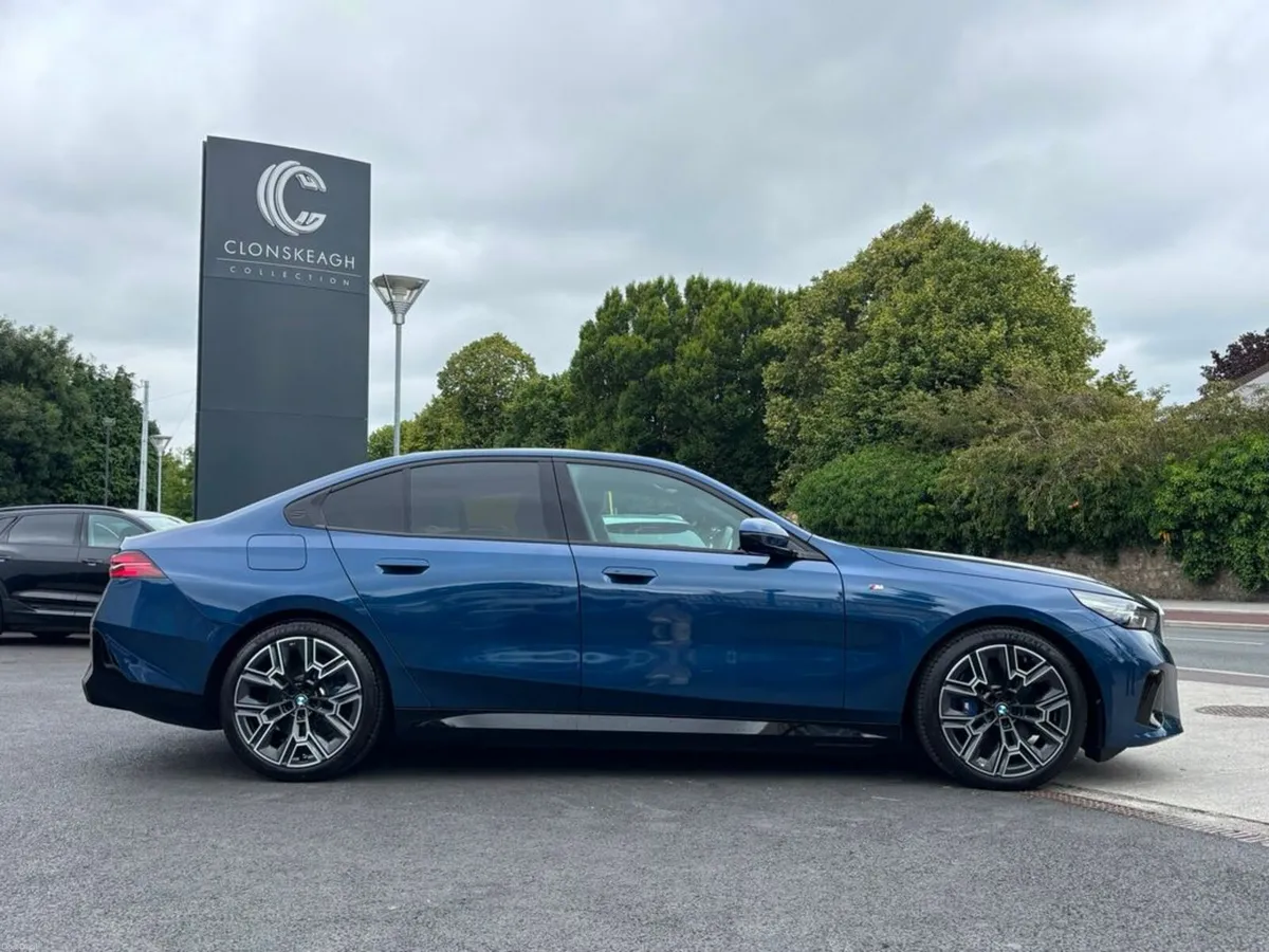 BMW i5 EDRIVE40 M SPORT - Image 2