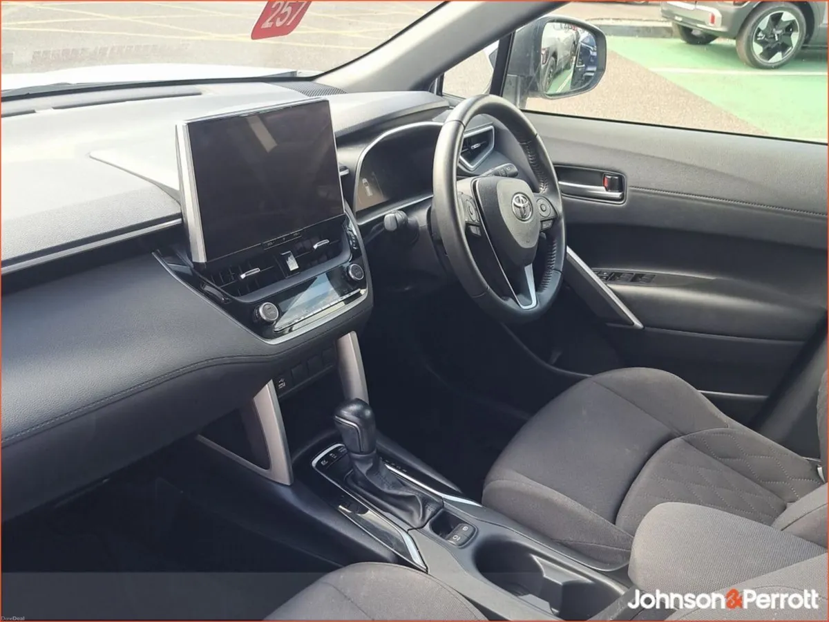 Toyota Corolla 1.8 Hybrid Luna Sport Hatchback - Image 3