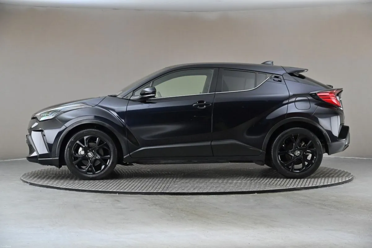 Toyota C-HR 1.8 HYBRID **LOW MILEAGE**HALF LEATHER - Image 5