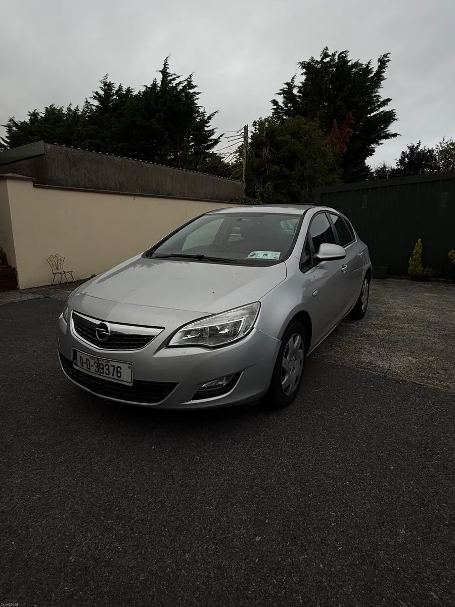 Opel Astra 2011 - Image 1