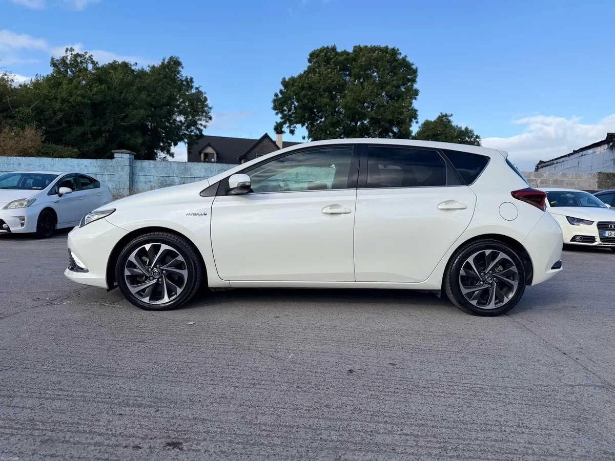 2018 Toyota Auris Hybrid With White Leather Seats - Image 5