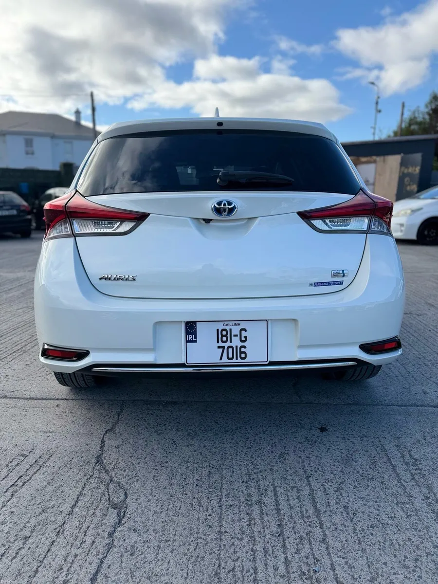 2018 Toyota Auris Hybrid With White Leather Seats - Image 2