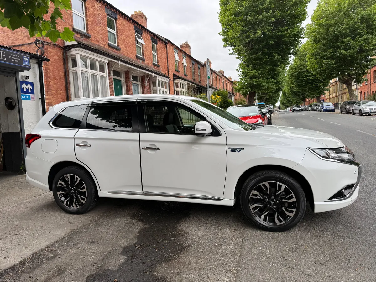 2017 Outlander, 2.0PHEV Hybrid, Only 43kms, SIMI, - Image 4