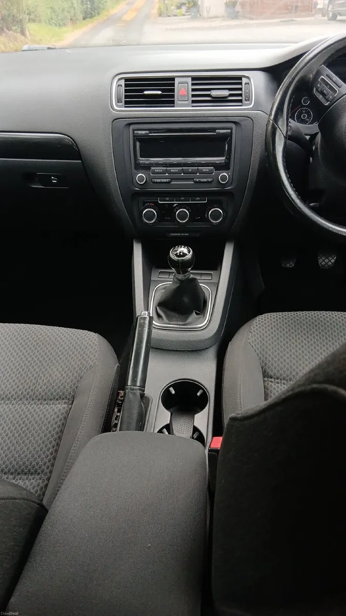 Volkswagen Jetta 2011 - Image 3