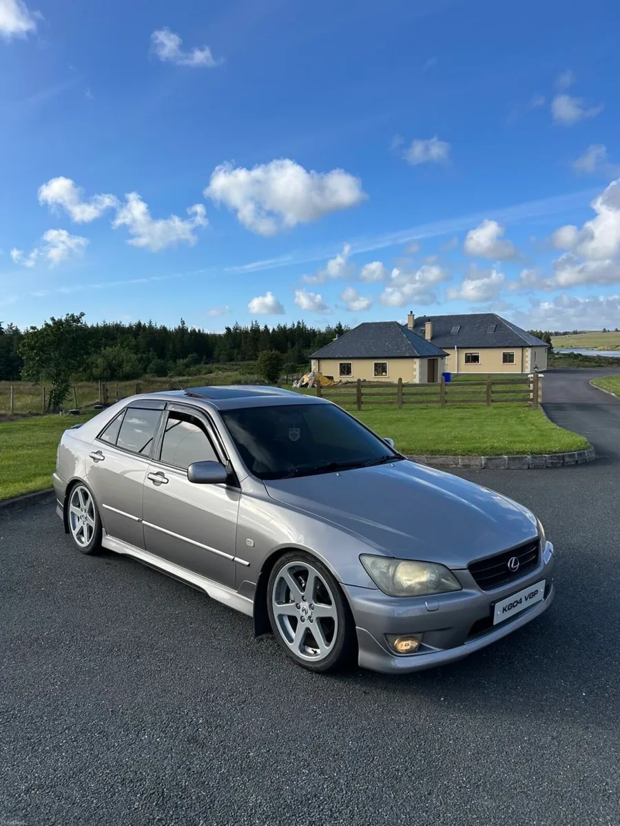 2004 le is200 - Image 1