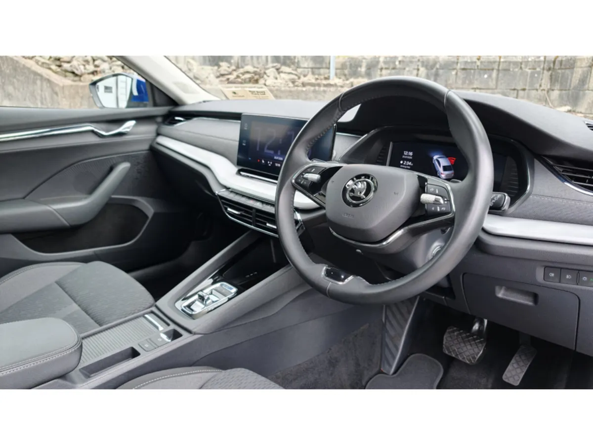 Skoda Octavia STYLE 2.0tdi 115HP DSG 5DR AUTOMATIC - Image 4