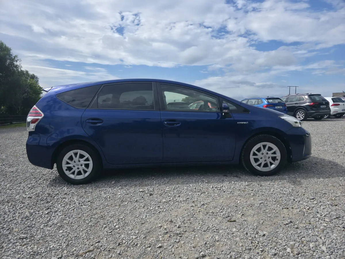 2017 Toyota Prius Alpha 1.8 Hybrid - Image 6