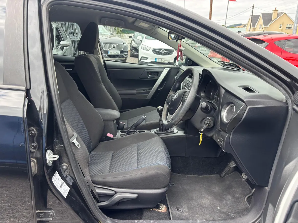 Toyota Auris 2015  1.4  DIESEL  LOW  MILEAGE - Image 4
