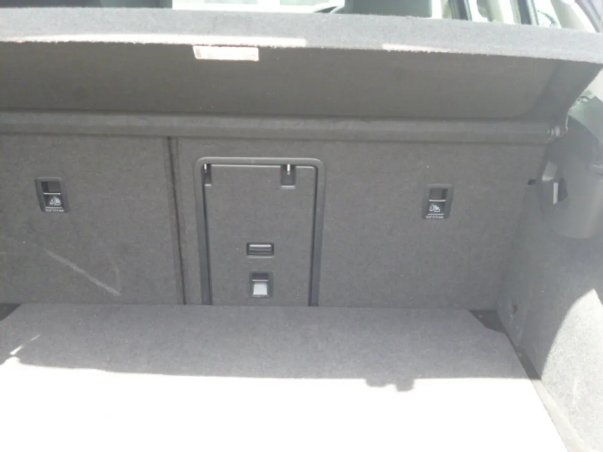 VW Golf 2.0 TDI 115HP Life  2024 - Image 5