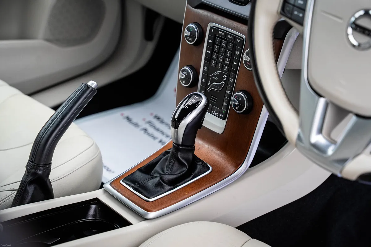 2019 VOLVO V40 D4 - Image 6