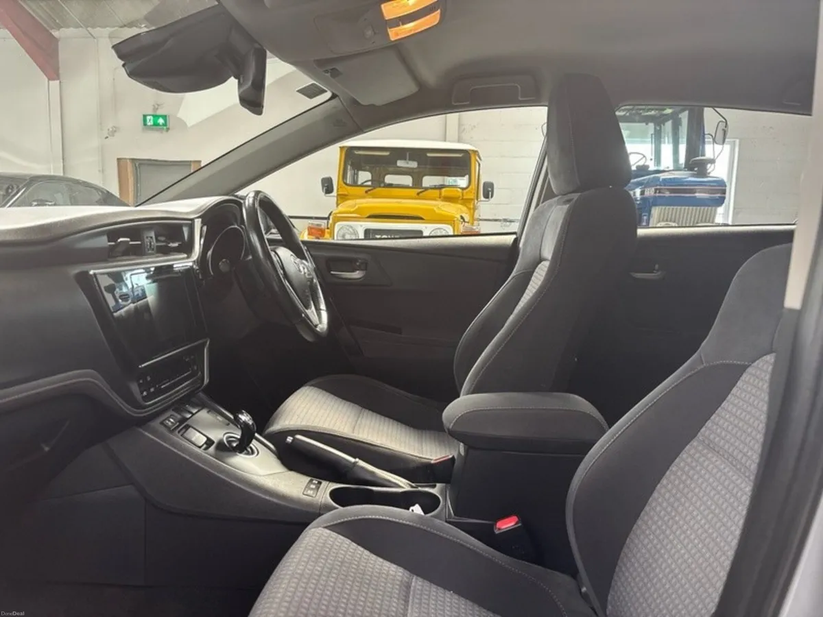 Toyota Auris 1.8 DESIGN VVT-I HEV CVT 5DR AUTO - Image 6