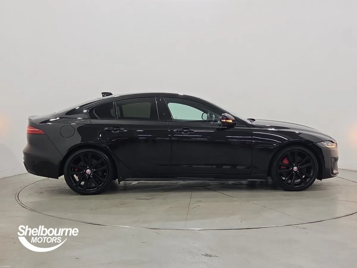 Jaguar XE R-DYNAMIC BLACK MHEV - Image 3