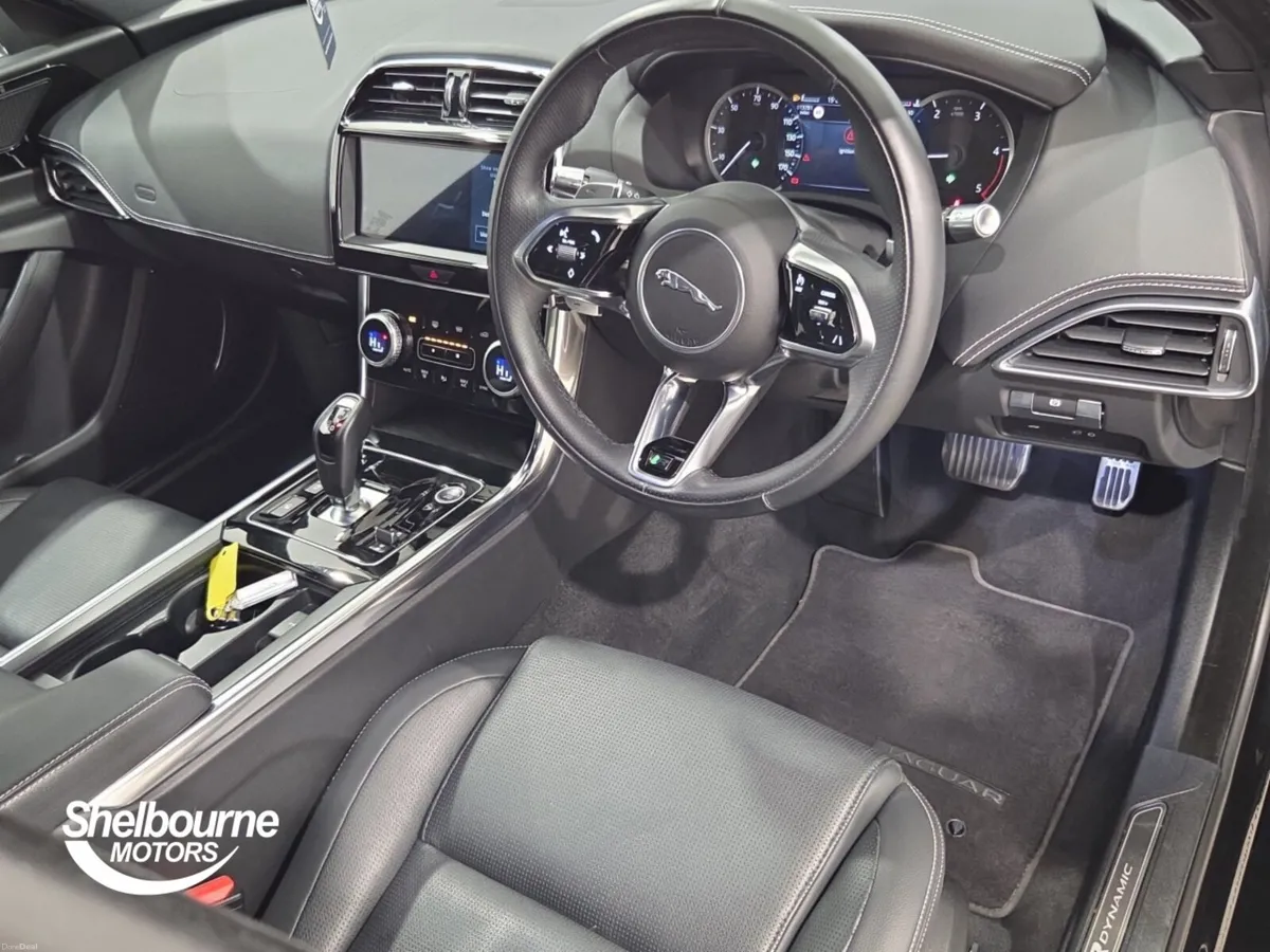 Jaguar XE R-DYNAMIC BLACK MHEV - Image 4