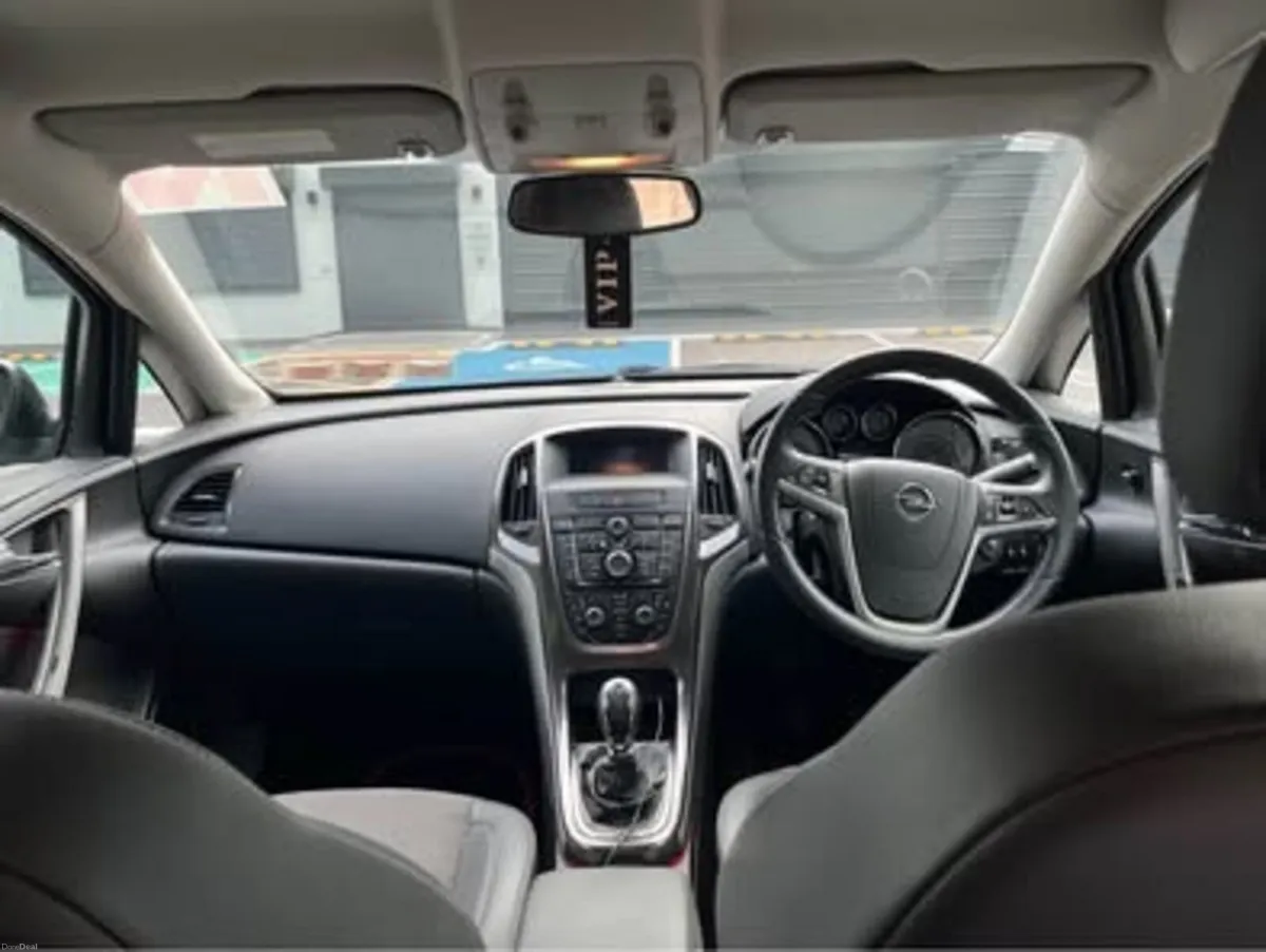 Opel Astra 2011 - Image 6