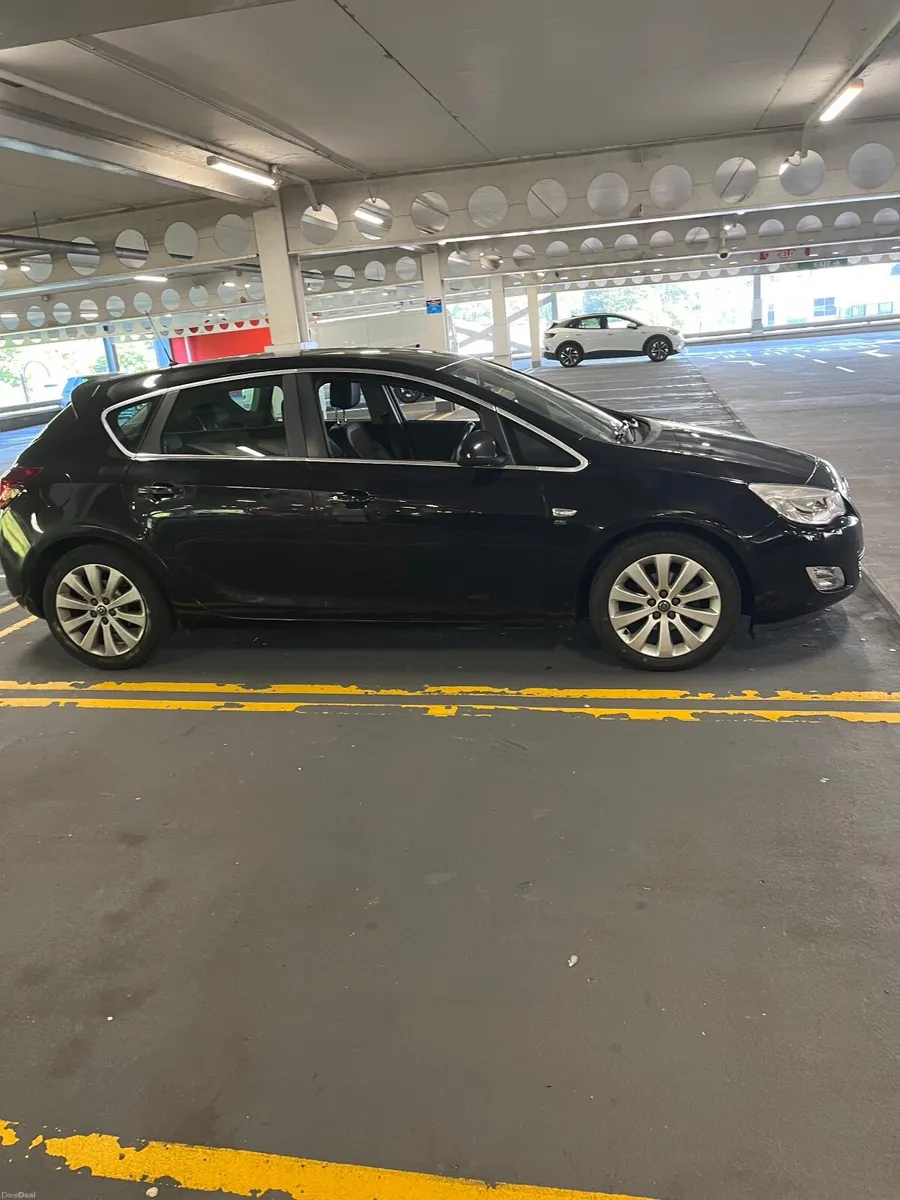 Opel Astra 2011 - Image 2