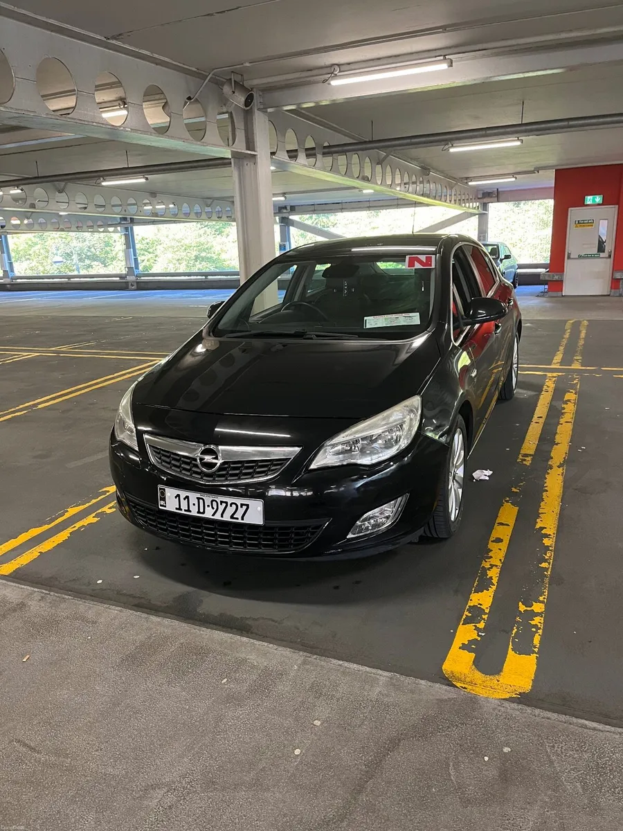 Opel Astra 2011 - Image 1