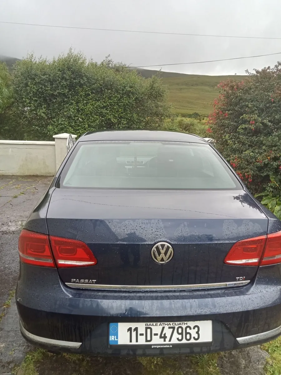 Volkswagen Passat 2011 - Image 2