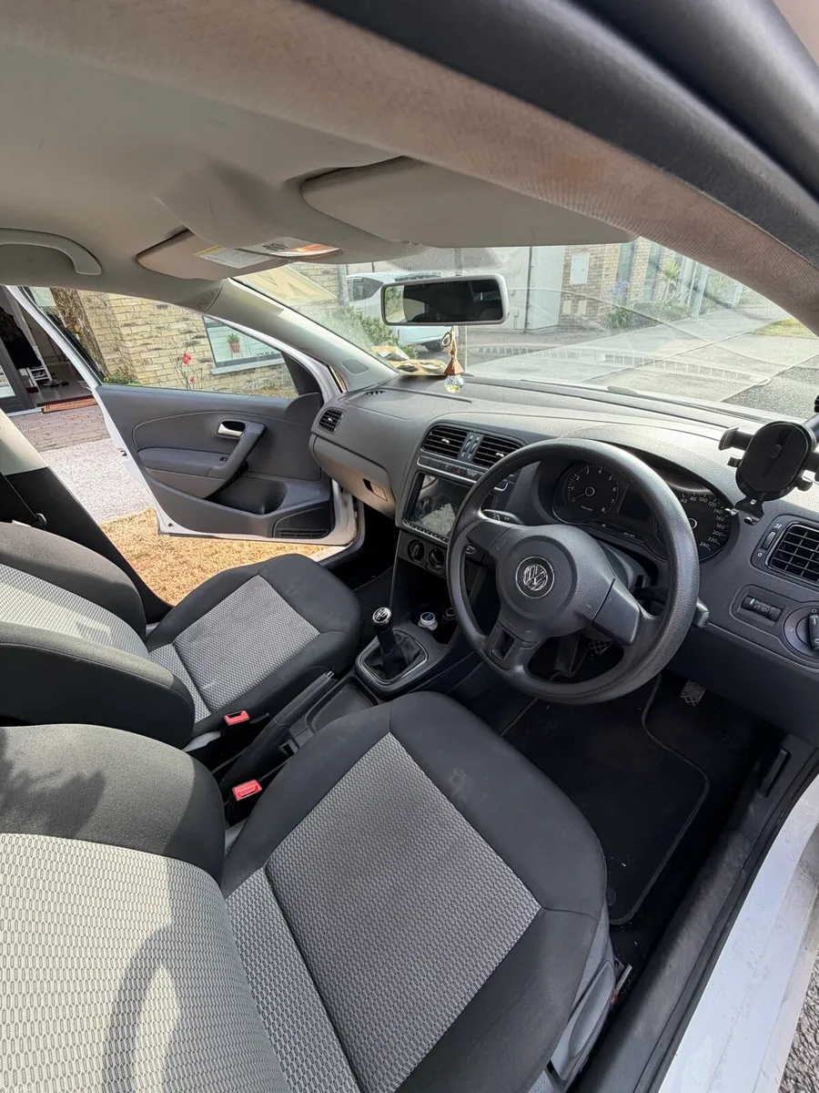 VW polo 2010 WITH APPLE CARPLAY(needs engine work) - Image 5