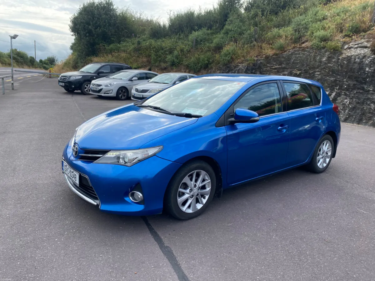 Toyota Auris 2013 - Image 2