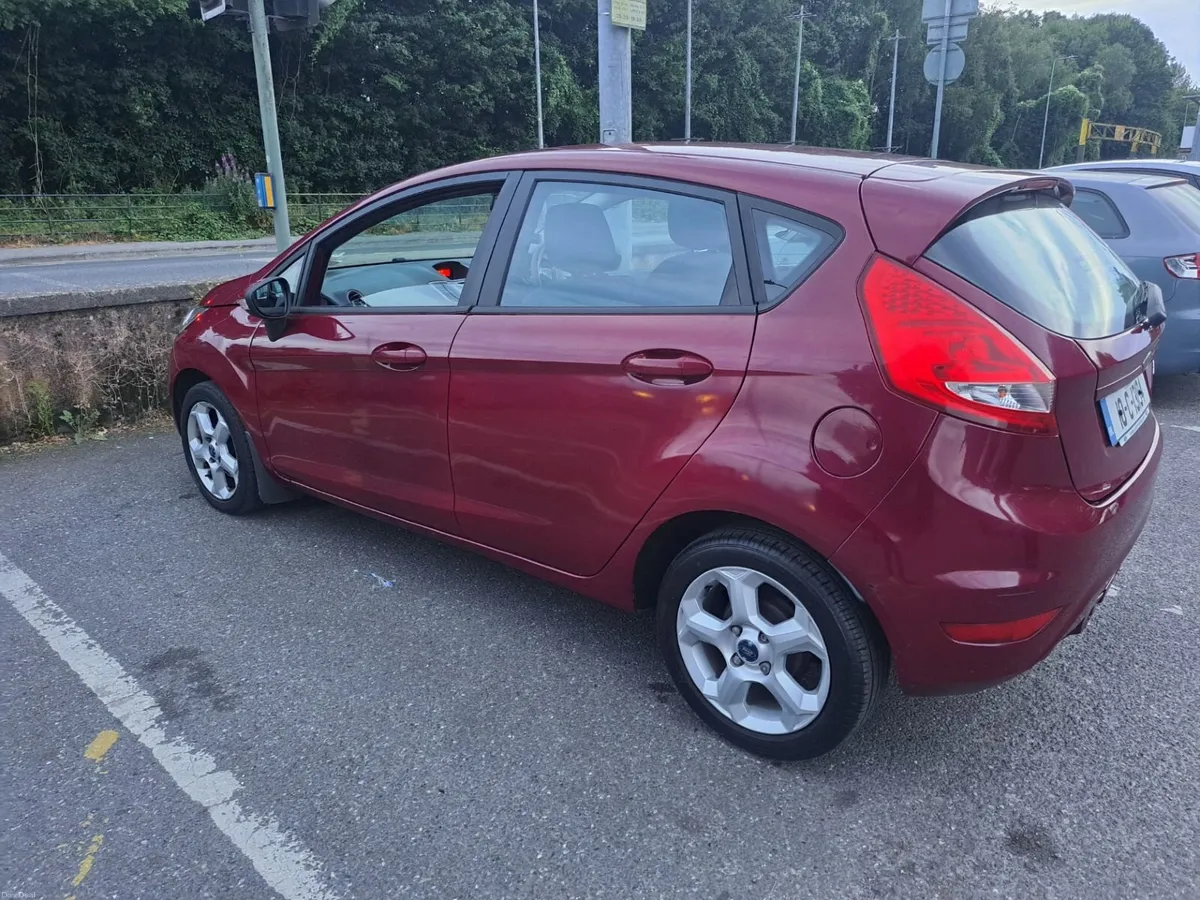 Ford Fiesta 2010 - Image 2