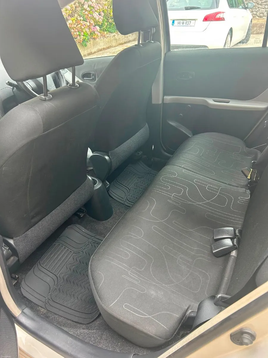 Toyota Yaris 2011 - Image 5
