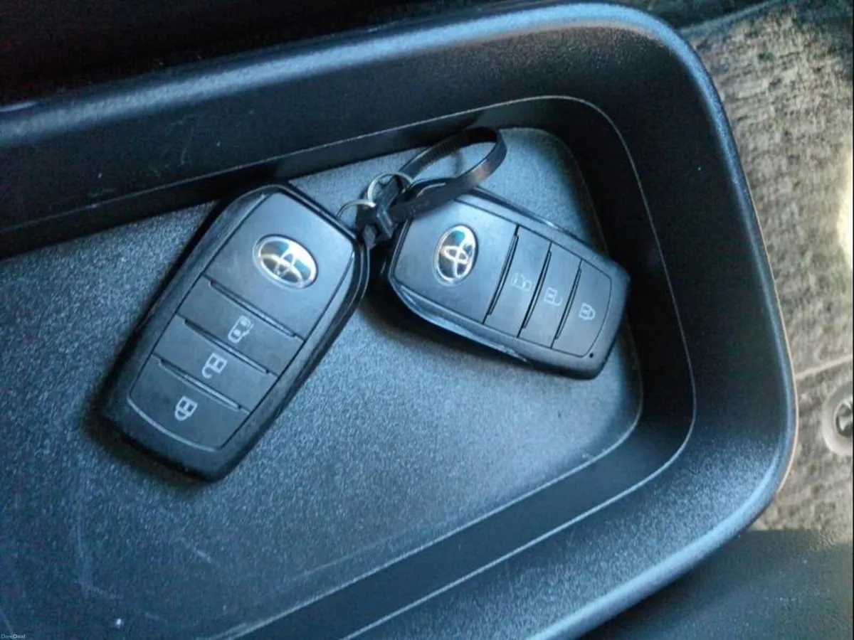 Toyota Voxy - Image 3