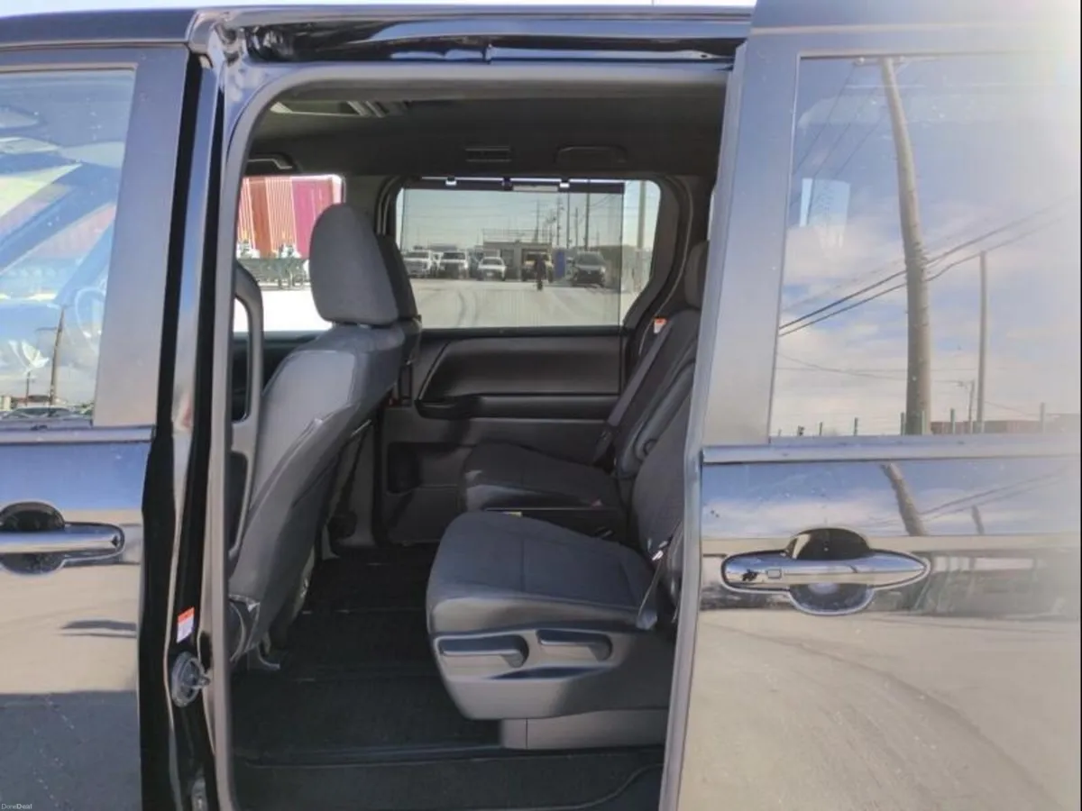 Toyota Voxy - Image 5