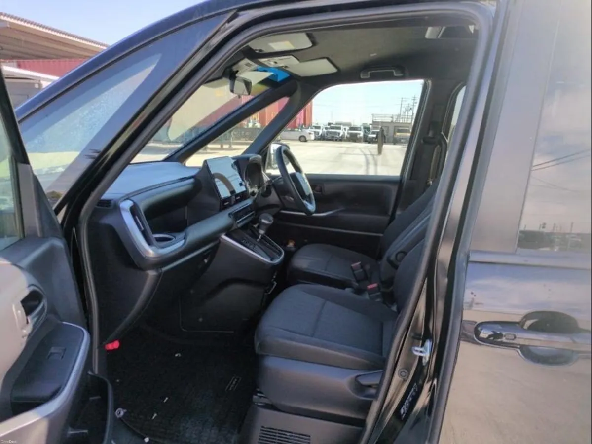 Toyota Voxy - Image 6