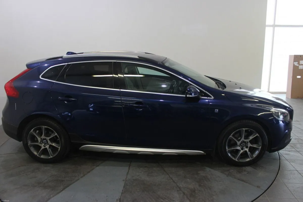 Volvo V40 1.6 D2 (115hp) OCEAN RACE CC AUTO - TEND - Image 2