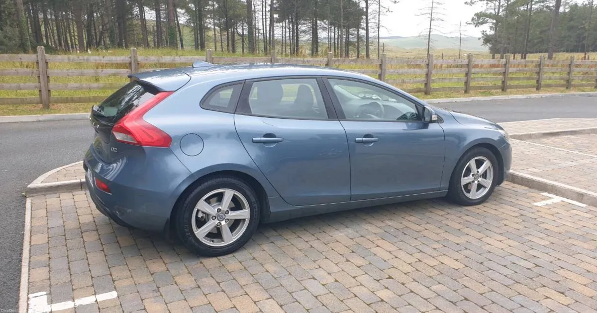 Volvo V40 - Image 2