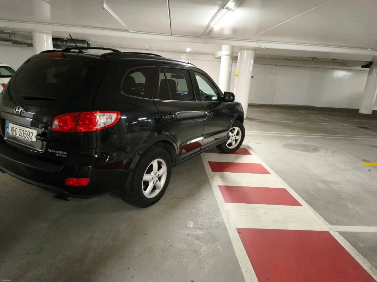 Hyundai Santa fe very low km - Image 4