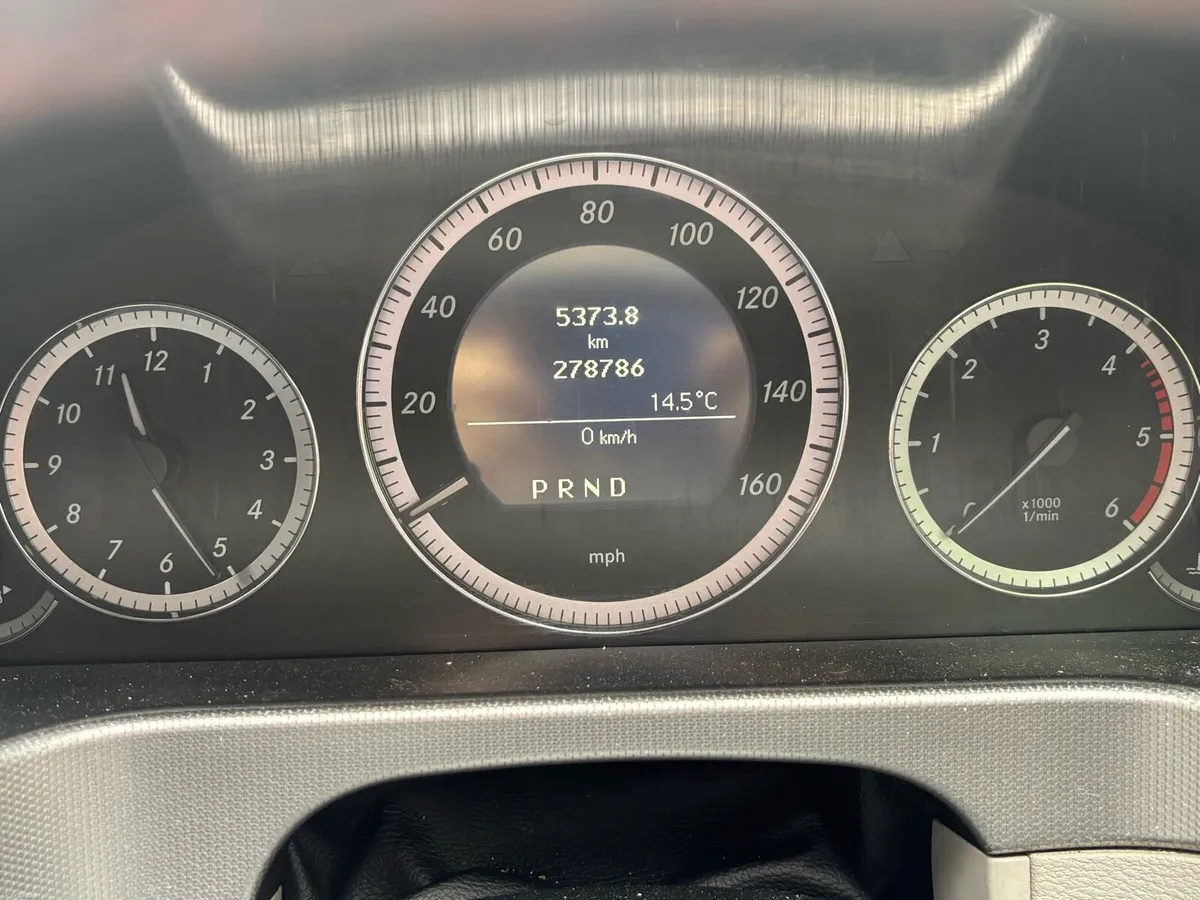 Mercedes-Benz E220 CDI 2010 - Image 2