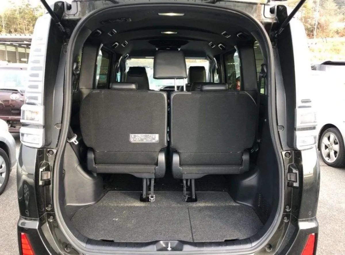 2021 Toyota Voxy 1.8 ATUO HV ZS KIRAMEKI TOP SPEC - Image 4