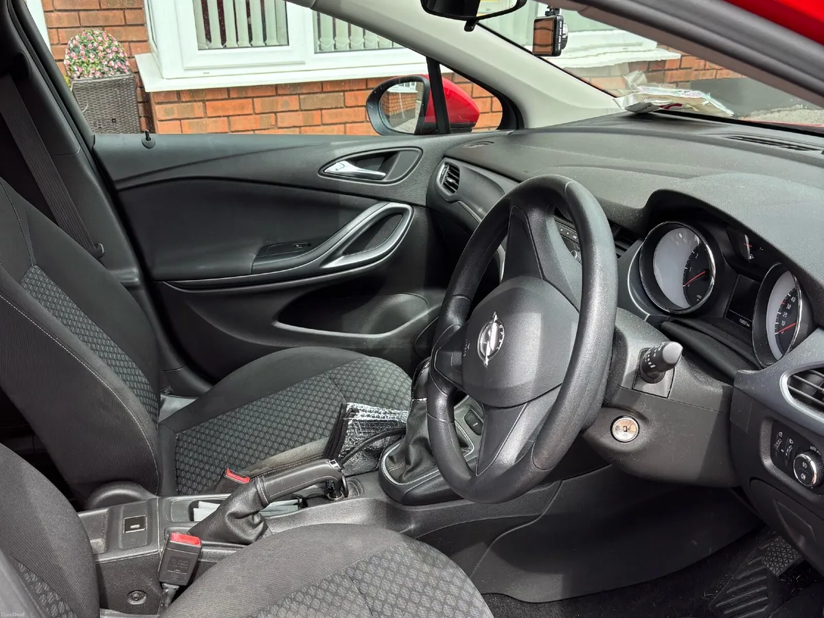 Opel Astra 2018 - Image 2