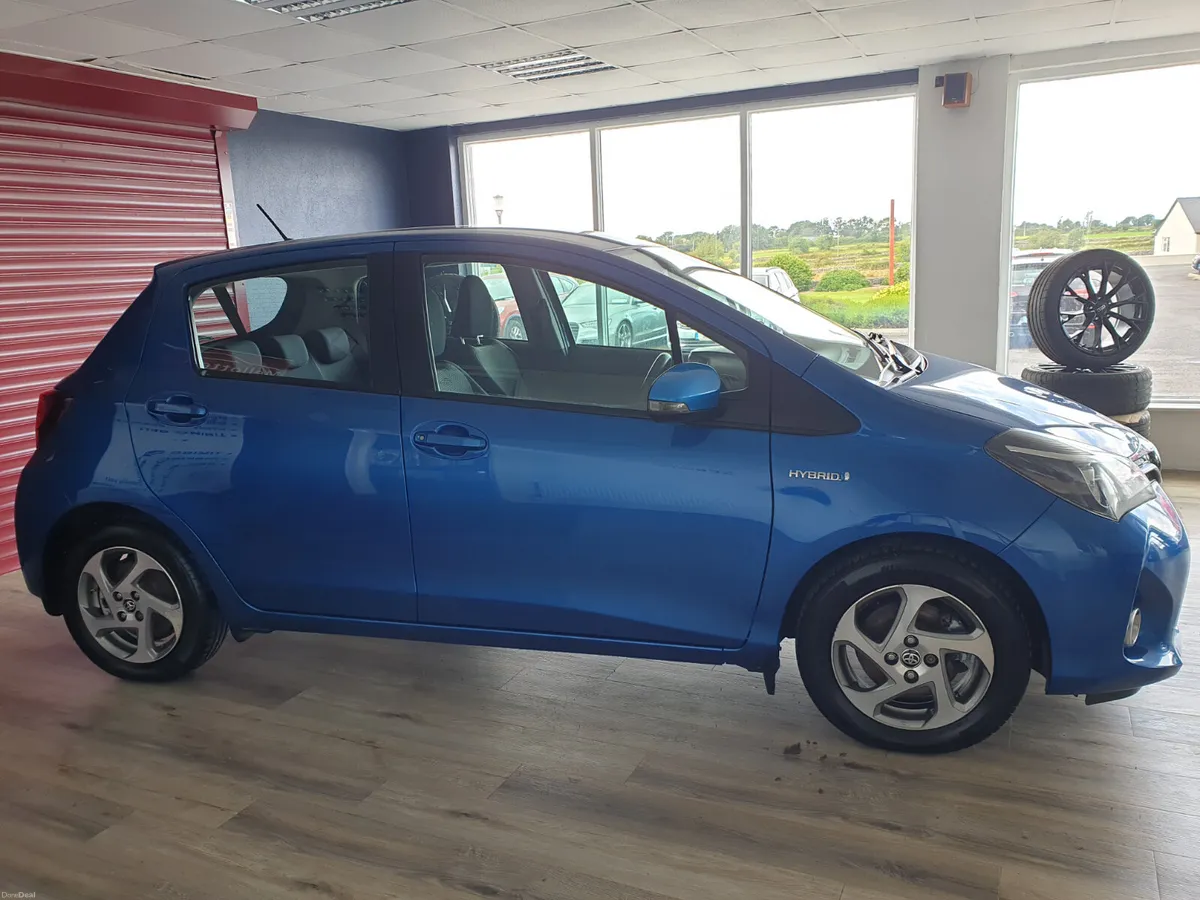 Toyota Yaris 1.5 HYBRID - Image 2