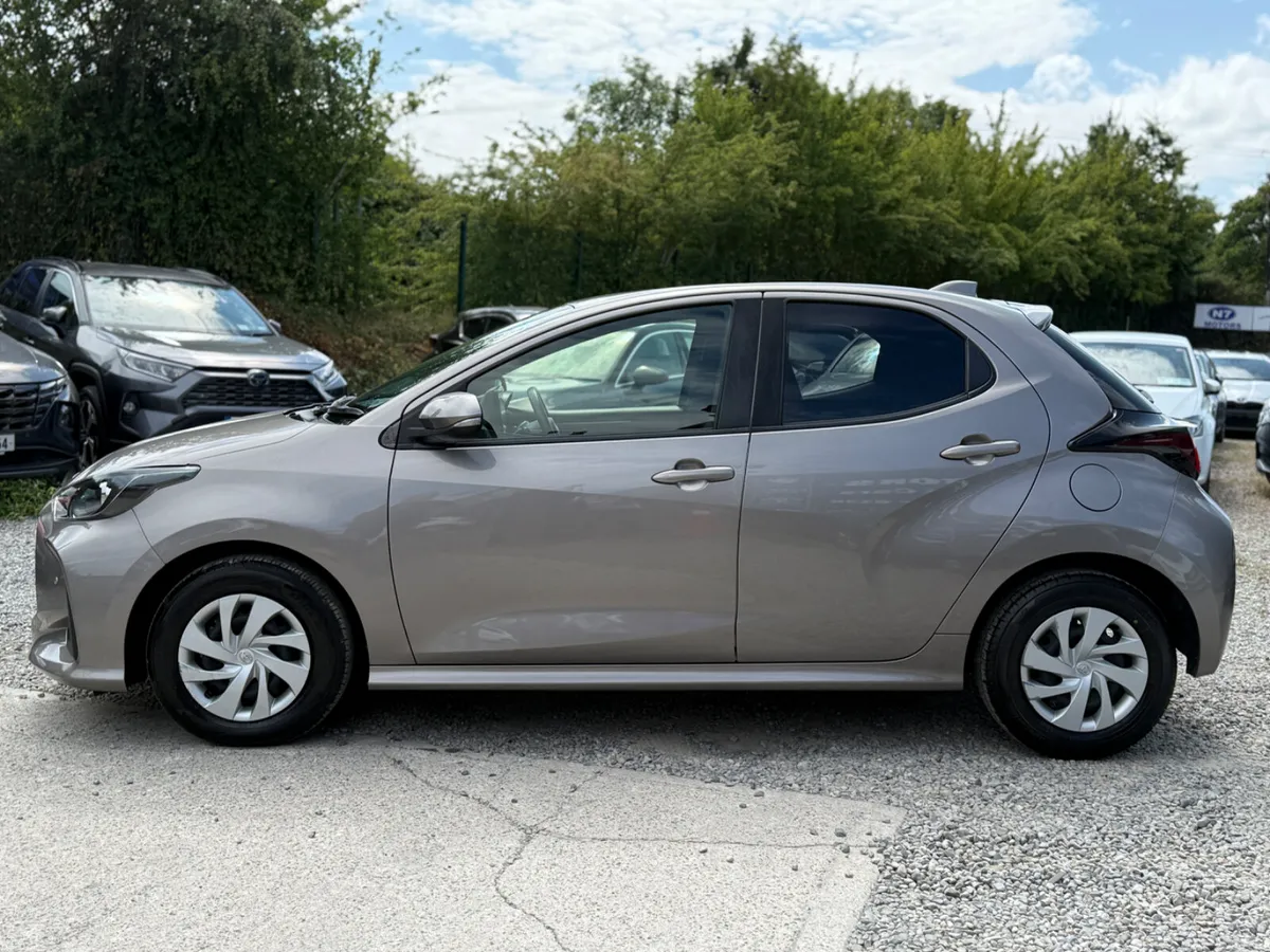 2021 Toyota Yaris 1.5 HYBRID AUTO - Image 6