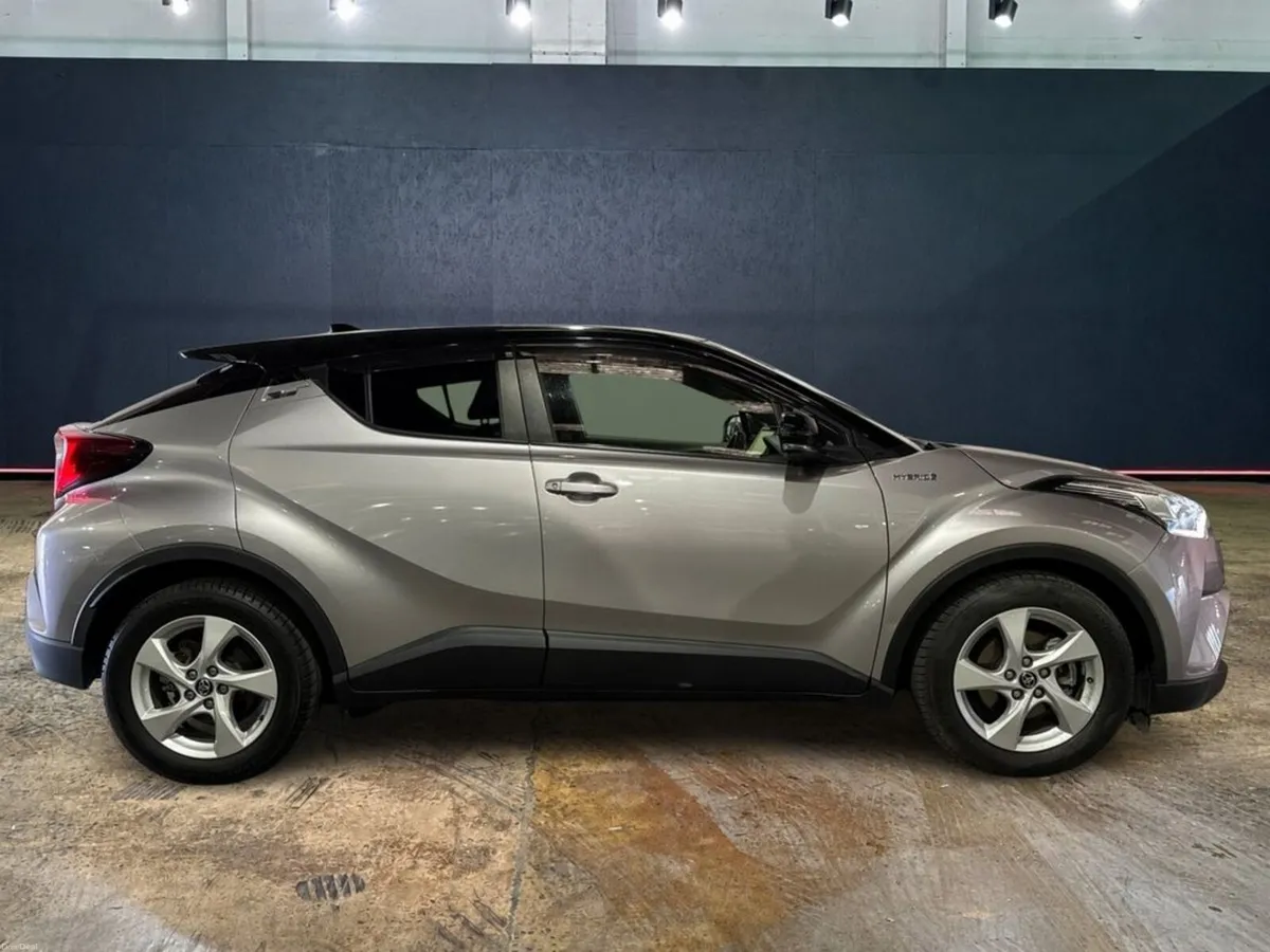 Toyota C-HR 1.8 HYBRID AUTOMATIC - S LED PACKAGE - - Image 2
