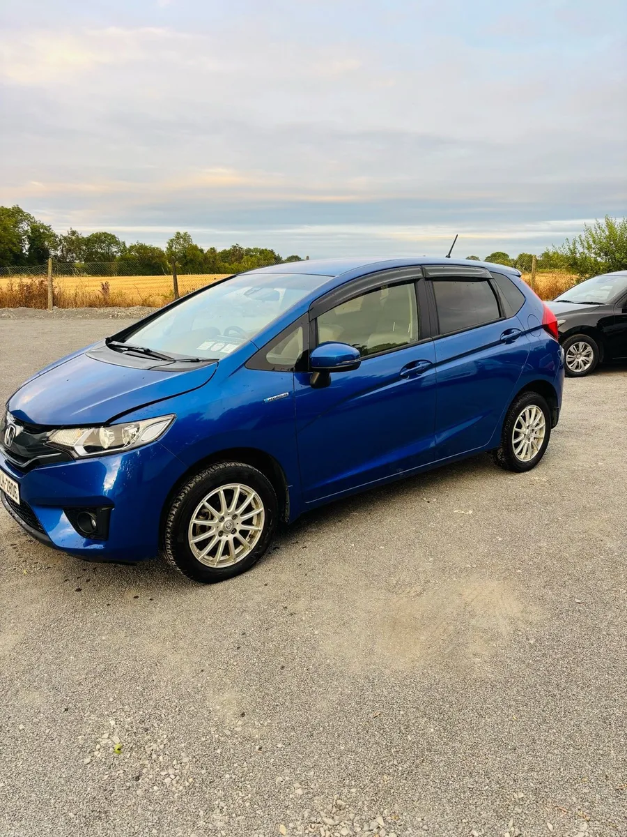 Honda Fit 2015 Hybrid - Image 2