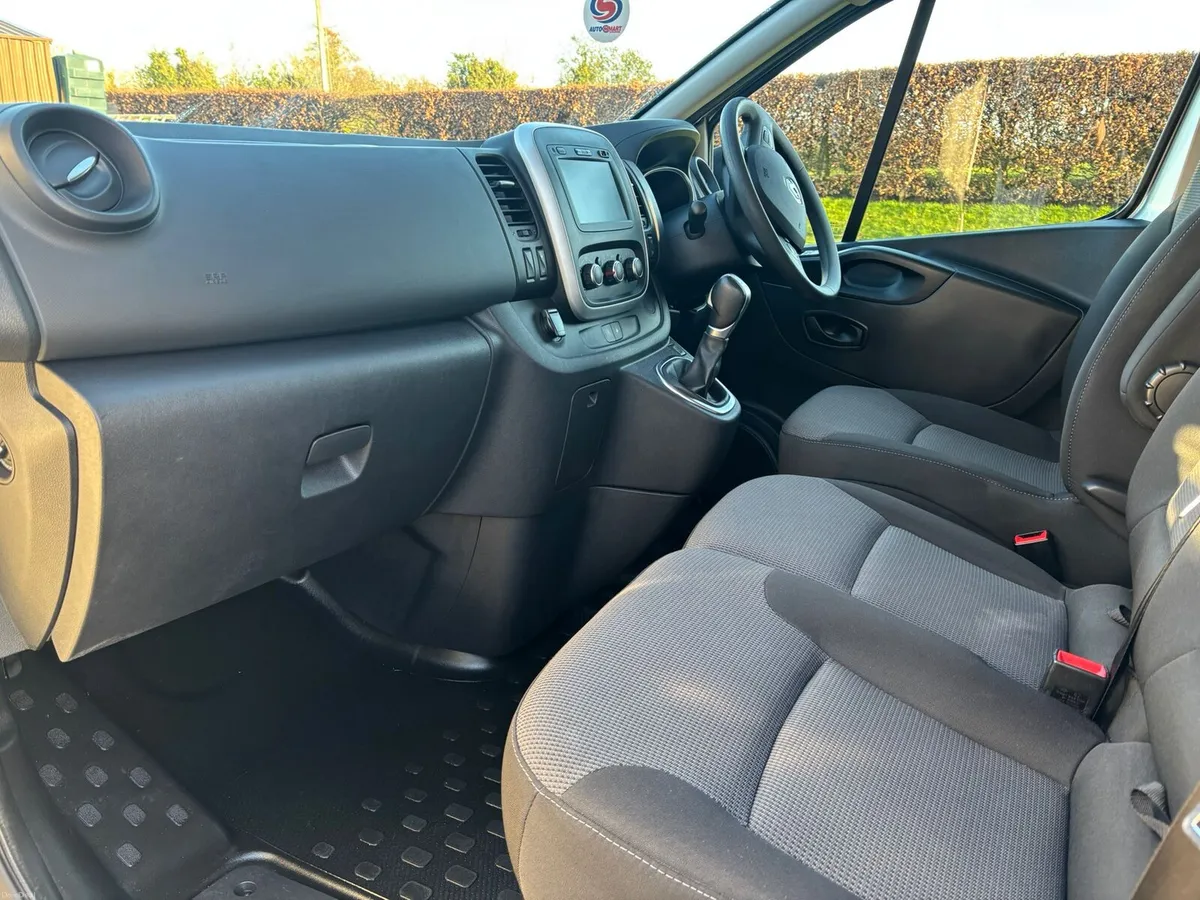 2021 Renault Traffic MPV WAV - Image 5